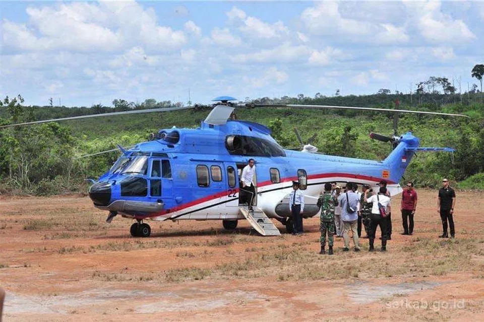'CARI FEELING': Encik Jokowi turun dari helikopter dan mengadakan perbincangan bersama pegawai semasa meninjau kawasan di Kalimantan Timur bagi lokasi ibu negara baru Indonesia. - Foto FACEBOOK/PRESIDEN JOKO WIDODO