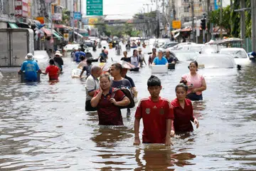 Penduduk meredah air banjir untuk mendapatkan makanan dan barangan keperluan di kawasan perumahan komuniti Rom Klao, daerah Lat Krabang, Bangkok, pada 29 September 2026. Bangkok diisytiharkan sebagai zon bencana banjir susulan hujan lebat berterusan, dengan kira-kira 329,000 isi rumah dan 700,000 penduduk terjejas di seluruh ibu kota Thailand itu.