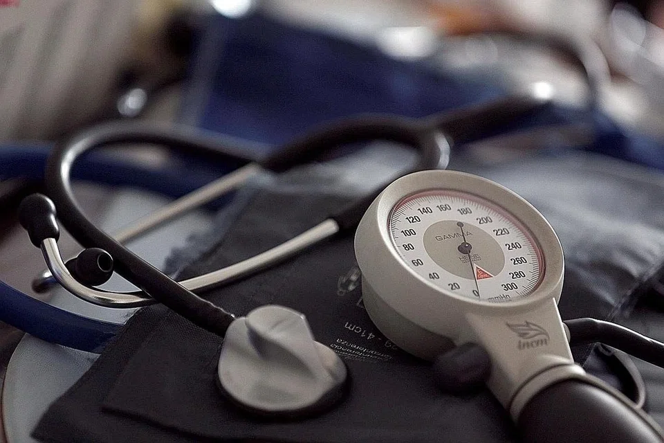 USAH ABAIKAN: Jika penyakit tekanan darah tinggi diabaikan dengan tidak mengambil ubat atau tidak mendapatkan pemeriksaan doktor secara konsisten, anda terdedah pada kerosakan ginjal, jantung dan otak yang menyebabkan kegagalan ginjal, sakit jantung dan angin ahmar. - Foto REUTERS