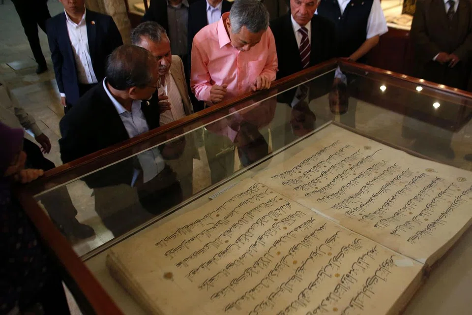 KUNJUNGI MASJID AL-AQSA: Encik Lee mengunjungi muzium di dalam pekarangan Masjid Al-Aqsa yang terletak di kota lama Baitulmakdis. - Foto AFP