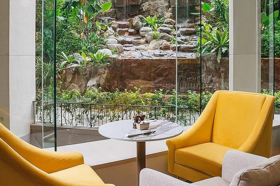 BAK BERCUTI: Pas harian $28 di hotel Furama Riverfront menawarkan ruang bekerja dengan pemandangan air terjun, kopi percuma dan kredit makan minum. - Foto FURAMA RIVERFRONT 