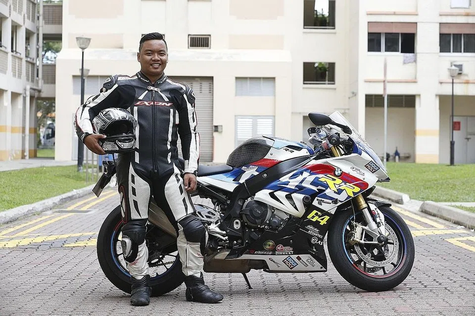 DAH KURUS BARU 'MENJADI': Ustaz Ruknuddin mengenakan pakaian lumba yang dapat melindungi tubuhnya dan membantunya mencatat persembahan lebih baik di litar (gambar sisipan) bersama motosikal BMWS1000RR beliau. - Foto BM oleh TIMOTHY DAVID dan ihsan USTAZ RUKNUDDIN ZAINOR