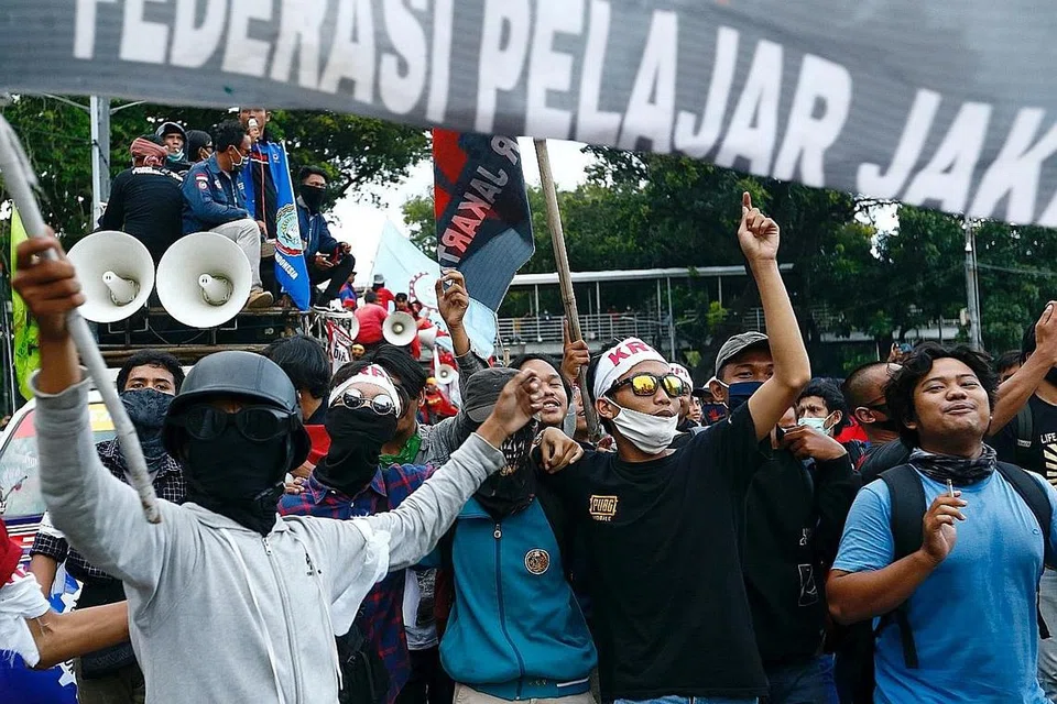 SERTAI TUNJUK PERASAAN: Golongan pelajar dilihat menyertai tiga tunjuk perasaan pada bulan ini yang bertukar ganas dengan pihak berkuasa mahu mereka menjauhi tunjuk perasaan seperti ini. - Foto REUTERS