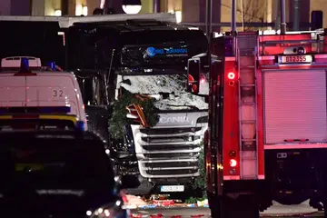 KESAN KEMUSNAHAN: Inilah trak yang digunakan untuk merempuh pasar Krismas di Berlin, Jerman, yang mengorbankan 12 nyawa dan mencederakan puluhan yang lain. Pada Julai, sebuah lagi trak diguanakan untuk merempuh orang ramai dalam majlis keramaian Hari Bastille di Nice, Perancis, yang turut mengorbankan 84 orang. - Foto AFP