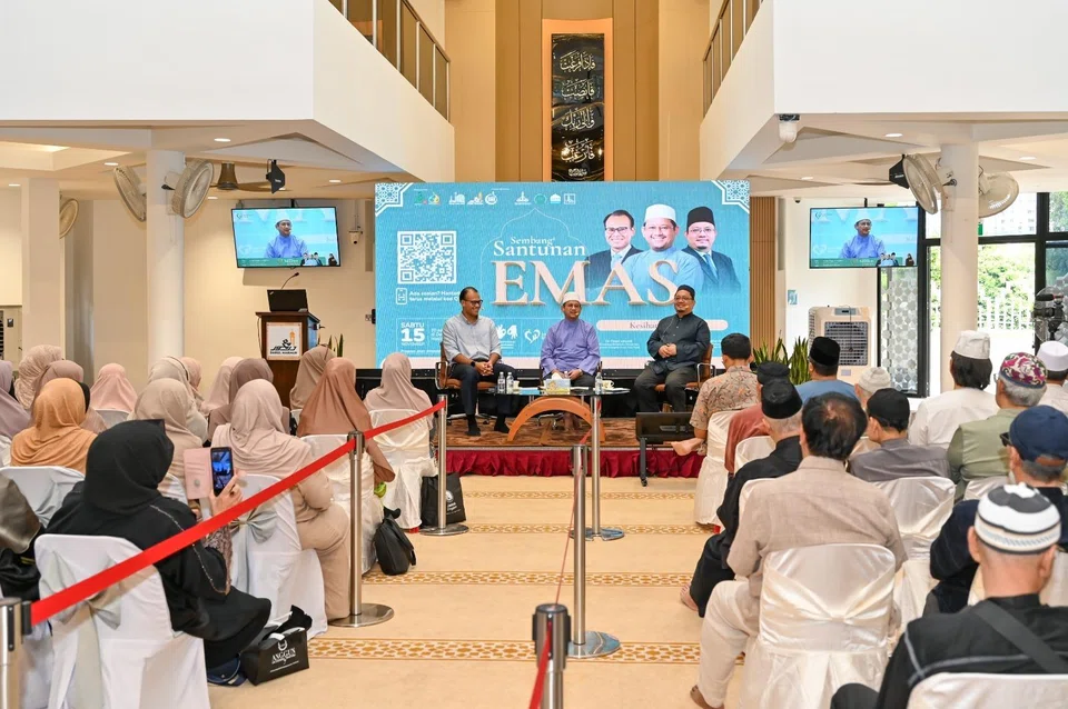 Sembang-Sembang ‘Santunan Emas’ di Masjid Darul Makmur pada November 2025 bersama (duduk di atas pentas, dari kiri) Dr Faisal Johandi, Ustaz Dr Mohamed Fatris Bakaram dan Ustaz Saiful Adli Ayob.