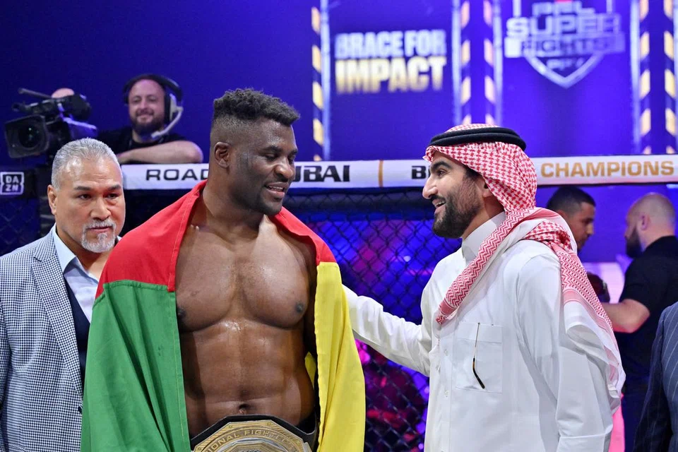 Francis Ngannou (kiri) dari Cameroon, menyambut kemenangannya dalam kategori ‘heavyweight’ di Arab Saudi.