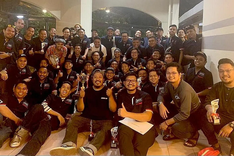 GEMBIRA: Para anggota kumpulan Semangat Keris bergambar kenangan setelah merangkul gelaran naib johan dan Tok Juara Terbaik dalam pertandingan dikir barat Piala Gemalai 2019. - Foto SEMANGAT KERIS
