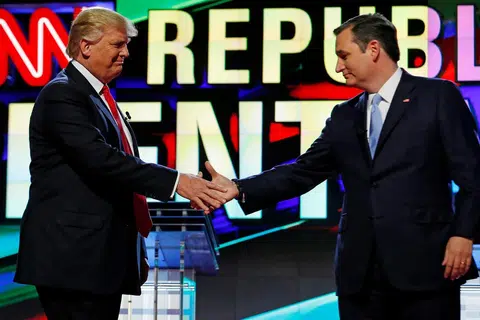 PEMILIHAN PASUKAN PENTADBIRAN BARU: Encik Trump (kiri) sedang menimbangkan untuk mencalonkan Senator Texas, Encik Ted Cruz (kanan) sebagai Peguam Negara Amerika. Gambar ini diambil semasa perbahasan calon Presiden parti Republikan pada 10 Mac lalu. - Foto REUTERS