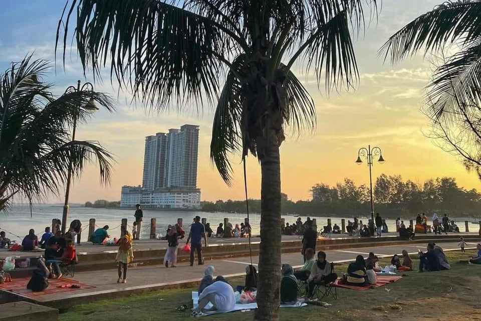 Orang ramai memenuhi kawasan Esplanet di Tanjung Api, Kuantan, Pahang, untuk berbuka puasa di tepi pantai sambil menikmati keindahan alam dan pemandangan matahari terbenam. 