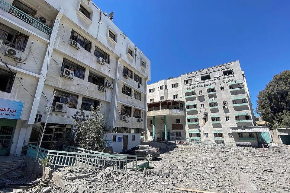 KEMUSNAHAN DI MANA-MANA: Gambar menunjukkan ibu pejabat kementerian kesihatan di Kota Gaza, Palestin, tidak terkecuali, dan turut menjadi mangsa bedilan serangan tentera udara Israel, pada 19 Mei lalu. - Foto REUTERS