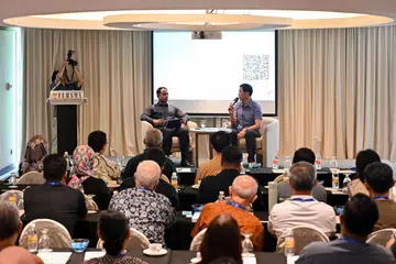 Menteri Kesihatan, Encik Ong Ye Kung (kanan), menjawab soalan yang diajukan hadirin semasa sesi dialog seminar Tinjauan Masyarakat (CIR) 2024 anjuran Angkatan Karyawan Islam (AMP) Singapura. Bersama beliau ialah moderator dialog, pengerusi Pusat Penyelidikan Hal Ehwal Islam dan Melayu (Rima), Dr Nawab Osman.