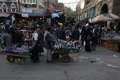 LANGKAH DAMAI: Gencatan senjata sehala yang diumumkan Arab Saudi dan berkuatkuasa 5 petang hari ini dilaksanakan bagi mengekang penularan Covid-19 di Yemen. Kelihatan penduduk membeli barangan di sebuah pasar di Kota Lama di Sanaa semalam.