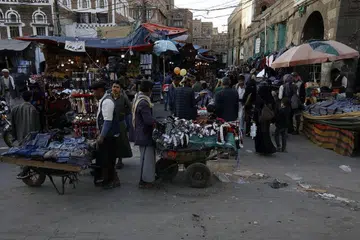 LANGKAH DAMAI: Gencatan senjata sehala yang diumumkan Arab Saudi dan berkuatkuasa 5 petang hari ini dilaksanakan bagi mengekang penularan Covid-19 di Yemen. Kelihatan penduduk membeli barangan di sebuah pasar di Kota Lama di Sanaa semalam.