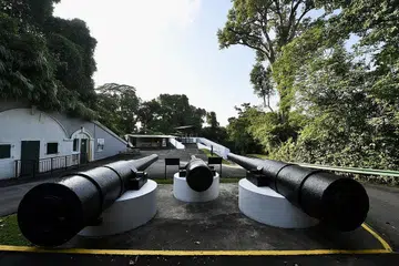 CEBISAN SEJARAH: Antara persenjataan di Fort Siloso, kubu abad ke-19 paling terpelihara di Singapura. - Foto BH oleh DESMOND FOO