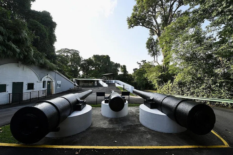CEBISAN SEJARAH: Antara persenjataan di Fort Siloso, kubu abad ke-19 paling terpelihara di Singapura. - Foto BH oleh DESMOND FOO