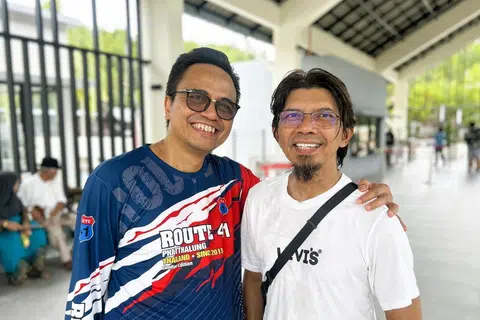Encik Roslan Samsuri (kiri), bersama Encik Ramli Paswi, berharap kerajaan Johor lebih proaktif dalam mempromosikan produk pelancongan mereka kepada warga Singapura.