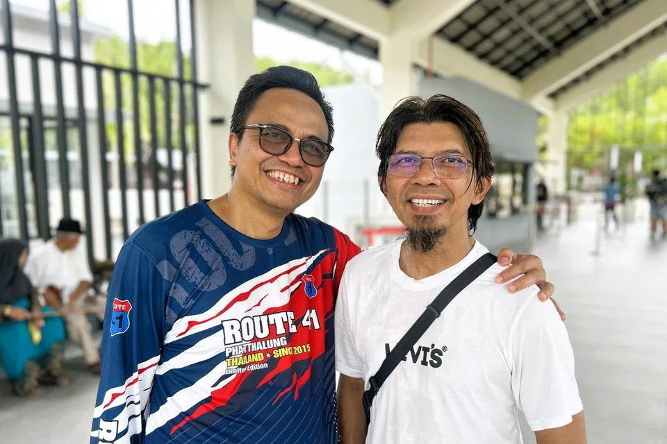 Encik Roslan Samsuri (kiri), bersama Encik Ramli Paswi, berharap kerajaan Johor lebih proaktif dalam mempromosikan produk pelancongan mereka kepada warga Singapura.