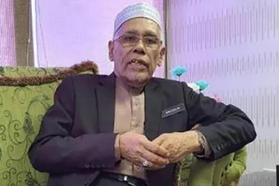 PEMBESAR SUARA: Mufti Pulau Pinang, Datuk Seri Dr Wan Salim Wan Mohd Noor (gambar atas) berkata penggunaan pembesar suara masjid sepatutnya dibolehkan untuk laungan azan dan iqamah sahaja. - Foto Reuters, FACEBOOK PEJABAT MUFTI PULAU PINANG