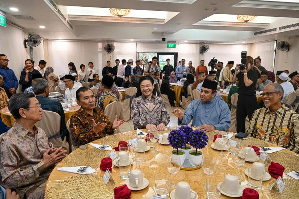 Timbalan Perdana Menteri, Encik Lawrence Wong beramah mesra bersama tetamu terhormat sewaktu berbuka puasa di Masjid Khadijah pada 1 April. (Dari kiri)  Mantan Timbalan Perdana Menteri, Encik Wong Kan Seng; Presiden Majlis Ugama Islam Singapura (Muis), Encik Sa’at A. Rahman; Encik Wong; Pengerusi Bersama RRG yang juga Pengerusi Lembaga Pentadbir Masjid Khadijah, Ustaz Dr Mohamed Ali; dan Menteri Pembangunan Sosial dan Keluarga yang juga Menteri Bertanggungjawab bagi Ehwal Masyarakat Islam, Encik Masagos Zulkifli Masagos Mohamad.