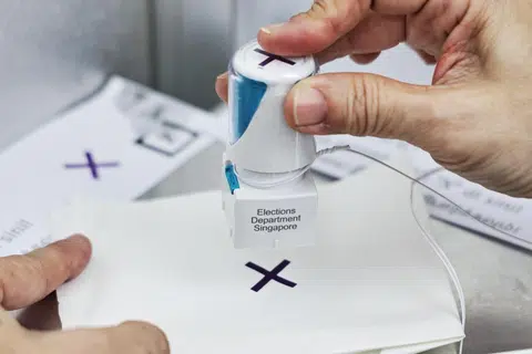 Warga Singapura keluar mengundi pada 3 Mei dalam Pilihan Raya Umum 2025.