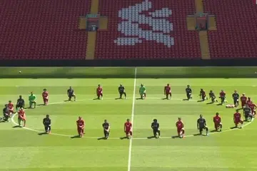 BERSATU SUARA: Seramai 29 pemain kelab bola sepak Liverpool berkumpul di bulatan tengah padang dan melulut sebagai menunjukkan sokongan terhadap pergerakan 'Black Lives Matter' susulan kematian Encik George Floyd di Amerika Syarikat pada 25 Mei lalu.