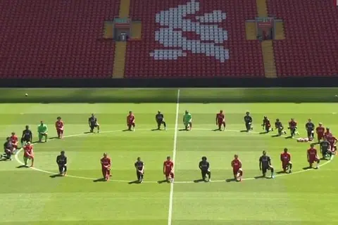 BERSATU SUARA: Seramai 29 pemain kelab bola sepak Liverpool berkumpul di bulatan tengah padang dan melulut sebagai menunjukkan sokongan terhadap pergerakan 'Black Lives Matter' susulan kematian Encik George Floyd di Amerika Syarikat pada 25 Mei lalu.