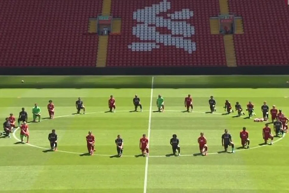 BERSATU SUARA: Seramai 29 pemain kelab bola sepak Liverpool berkumpul di bulatan tengah padang dan melulut sebagai menunjukkan sokongan terhadap pergerakan 'Black Lives Matter' susulan kematian Encik George Floyd di Amerika Syarikat pada 25 Mei lalu.