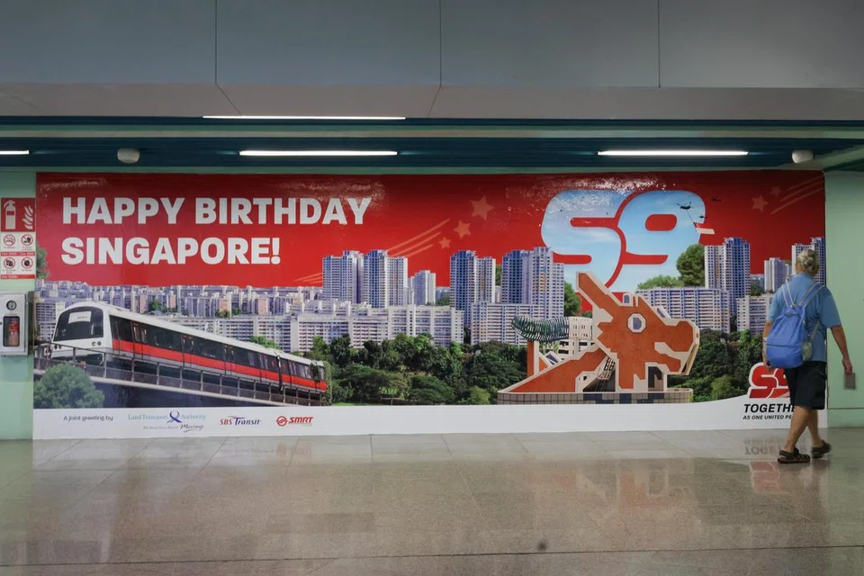 Lukisan tembok bertema Perbarisan Hari Kebangsaan di stesen MRT Buona Vista.