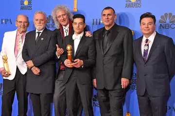 'BOHEMIAN RHAPSODY' MENANG DUA ANUGERAH: Pemenang anugerah Pelakon Lelaki Terbaik dalam sebuah Filem (Drama), Rami Malek (tiga dari kanan), bergambar bersama penerbit Bohemian Rhapsody, Graham King (dua dari kanan) dan Jim Beach (kiri); anggota Queen, Brian May (tiga dari kiri) dan Roger Taylor (dua dari kiri); dan pelakon Mike Myers (kanan) di Anugerah Golden Globe ke-76 kelmarin. - Foto AFP 