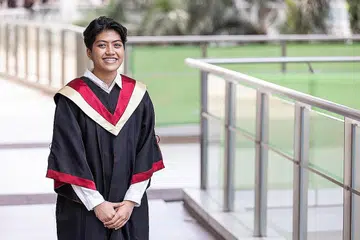 GIGIH UNTUK MEMPUNYAI RASA KEJAYAAN: Cik Fatin Mayasari Amran Fatin dianugerahkan 'The Ngee Ann Kongsi Gold Medal' kerana kecemerlangan dalam kursus pengajian Nitec dalam Penghasilan Video. - Foto ITE