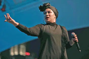 TERUSKAN PERJUANGAN: Fathin Amira Zubir gigih membuat persembahan di Teater Luar Esplanade, antara ruang menggilap bakatnya. - Foto ZACK DILAROCA