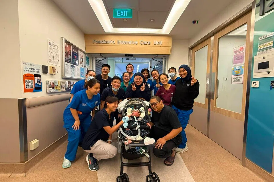 Antara kakitangan NUH yang memberikan Ahmad Farhan Muhammad Norfauzan satu laluan penghormatan terakhir ketika dibenarkan pulang buat pertama kali