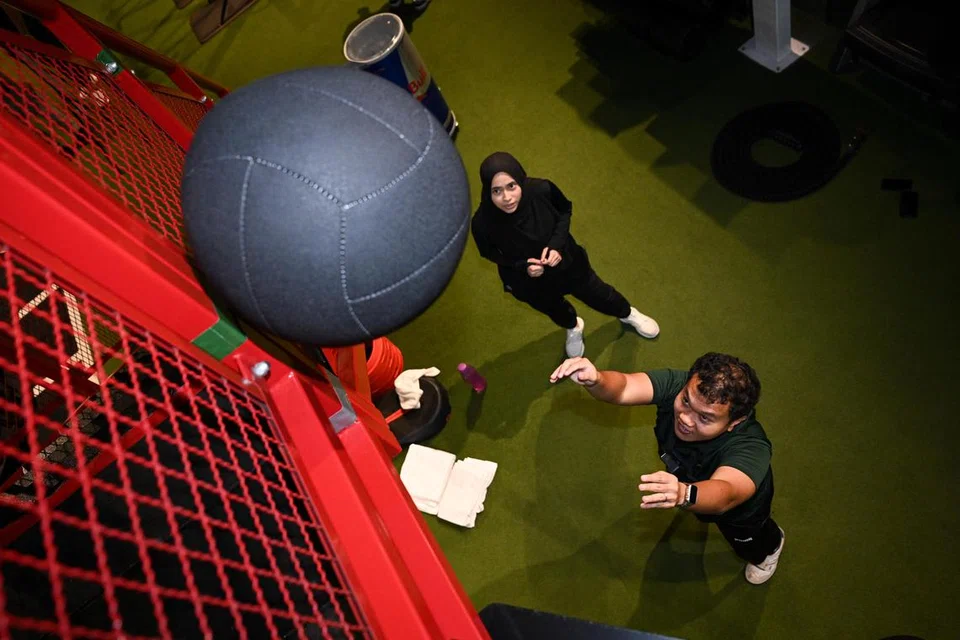 Kededua wartawan Berita Harian (BH), Khairul Akmal Ali dan Batrisyia Baharim, mencuba salah satu stesen Hyrox yang dipanggil ‘Wall Ball’. Mereka hanya dapat membuat beberapa kali lontaran sebelum terasa kepenatannya. 