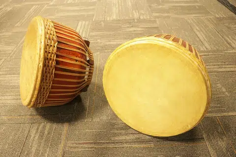 Badan dan bingkai gendang, sama ada jenis baluh atau temalang, lazimnya dibuat daripada kayu nangka, kelapa, mahogani dan seumpamanya, manakala kulit dan badan gendang diikat menggunakan rotan. Permukaan gendang seperti rebana (dalam gambar) pula biasanya diperbuat daripada kulit kambing atau lembu.