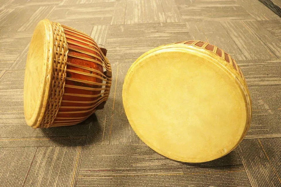 Badan dan bingkai gendang, sama ada jenis baluh atau temalang, lazimnya dibuat daripada kayu nangka, kelapa, mahogani dan seumpamanya, manakala kulit dan badan gendang diikat menggunakan rotan. Permukaan gendang seperti rebana (dalam gambar) pula biasanya diperbuat daripada kulit kambing atau lembu.