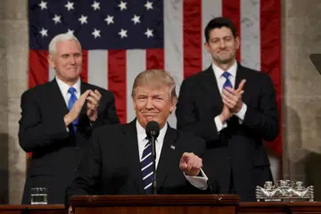 Presiden Donald Trump (tengah) tiba untuk menyampaikan ucapan pertama beliau pada sesi bersama Kongres di Dewan Rakyat di Washington, DC. Di belakang ialah Naib Presiden Mike Pence (kiri) dan Speaker Dewan Paul Ryan. 