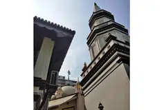 MENARA CONDONG: Salah satu keunikan Masjid Hajjah Fatimah ialah menaranya yang kelihatan condong. - Foto INIAZ RAHIM