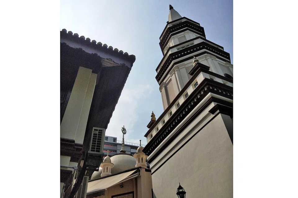 MENARA CONDONG: Salah satu keunikan Masjid Hajjah Fatimah ialah menaranya yang kelihatan condong. - Foto INIAZ RAHIM