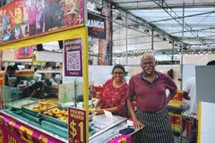 Pemilik Mr Wadeh, Encik Raj Govin (kanan) bersama anaknya Cik Anita (kiri) di bazar Hari Raya Geylang Serai.