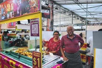 Pemilik Mr Wadeh, Encik Raj Govin (kanan) bersama anaknya Cik Anita (kiri) di bazar Hari Raya Geylang Serai.