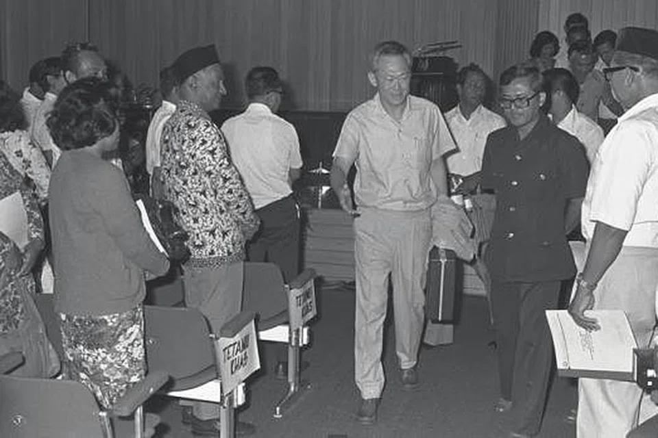 DASAR DWIBAHASA: Encik Lee Kuan Yew di seminar anjuran Kesatuan Guru Melayu Singapura (KGMS) pada 1978. - Foto fail