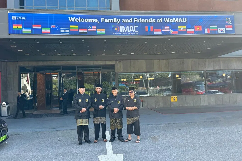 Empat wakil dari Persatuan Silat Seni Gayong Naga Bura Singapura telah mewakili Singapura di Mesyuarat Agung Tahunan World Martial Art Union yang berlangsung dari 9 hingga 11 September di Korea Selatan. Dalam gambar dari kanan ialah setiausaha persatuan, Dr Saiful Nizam Subari; guru silat, Encik Mohammad Saleh Husain; presiden persatuan, Encik Abdullah Hussain dan bendahari persatuan, ⁠Encik Mohammad Sufyan Samhudin.