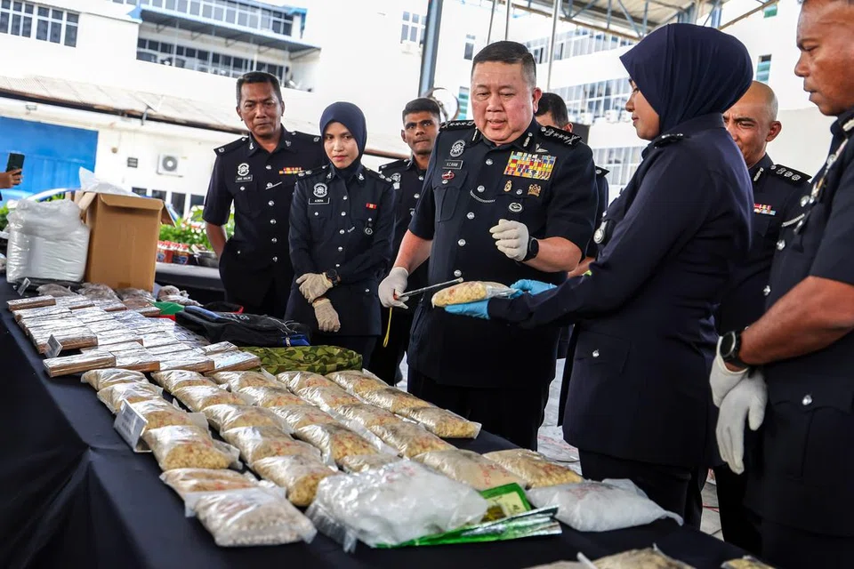 HASIL OPERASI: Ketua Polis Pulau Pinang, Datuk Khaw Kok Chin (tiga dari kanan), bersama pegawainya menunjukkan pelbagai jenis dadah dan peralatan memproses dadah yang dirampas dalam siri serbuan di Pulau Pinang.