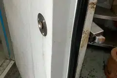RISIKO CEDERA DI TEMPAT KERJA: Pemegang pintu yang hilang boleh membawa risiko kecederaan di tempat kerja. 