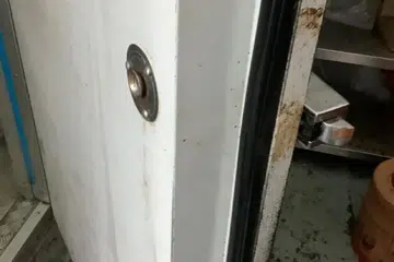 RISIKO CEDERA DI TEMPAT KERJA: Pemegang pintu yang hilang boleh membawa risiko kecederaan di tempat kerja. 