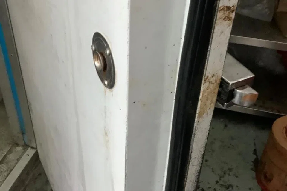 RISIKO CEDERA DI TEMPAT KERJA: Pemegang pintu yang hilang boleh membawa risiko kecederaan di tempat kerja. 