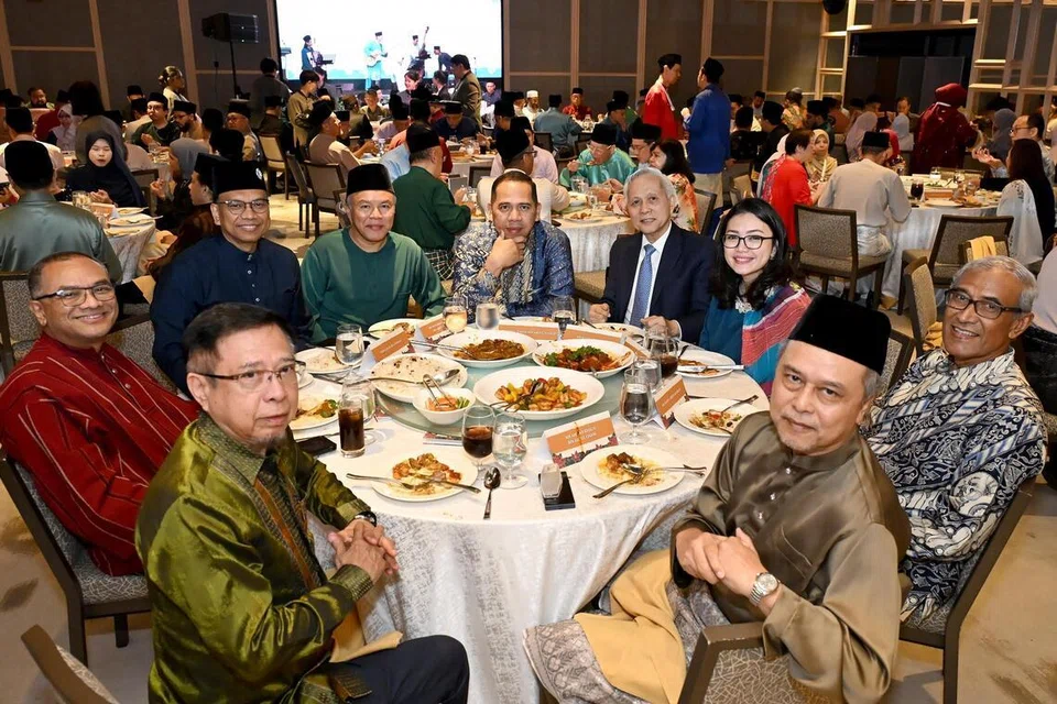 Anggota Parlimen (AP), mantan AP serta Anggota Parlimen Dilantik (NMP) dan mantan NMP mesra menjamu selera bersama di majlis Perjumpaan Hari Raya Menteri 2026. (Dari depan kiri, ikut putaran jam) Dr Ahmad Magad; Encik Zainudin Nordin; Encik Azhar Othman; Encik Faisal Manap; Encik Abdul Samad Abdul Wahab; Encik Rohan Kamis; Cik Hazlina Abdul Halim; Encik Zainul Abidin Rasheed; dan Encik Ahmad Khalis Abdul Ghani.