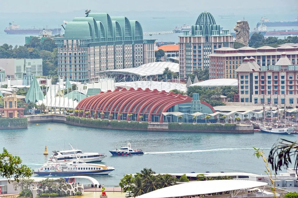 KAWASAN ACARA KHAS: Pihak berkuasa akan melaksanakan kawalan lebih ketat di Sentosa (gambar) dan kawasan Tanglin. Polis akan mengadakan pemeriksaan keselamatan ke atas individu, kenderaan dan juga kapal yang memasuki kawasan yang diperuntuk khas itu dan di kawasan sekelilingnya. - Foto fail