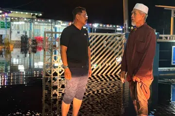 Pengerusi Jawatankuasa Pertanian, Industri Asas Tani dan Kemajuan Luar Bandar Johor, Encik Md Israk Abdullah melawat Pusat Pemindahan Sementara (PPS) SK Parit Bulat.