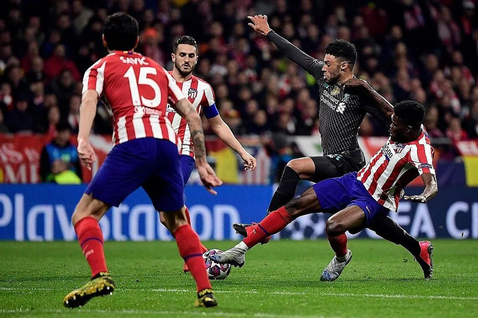 PERLU BANGKIT: Pemain Liverpool Alex Oxlade-Chamberlain cuba menembusi benteng pertahanan Atletico Madrid dalam kekalahan 0-1 di Stadium Wanda Metropolitano. - Foto AFP